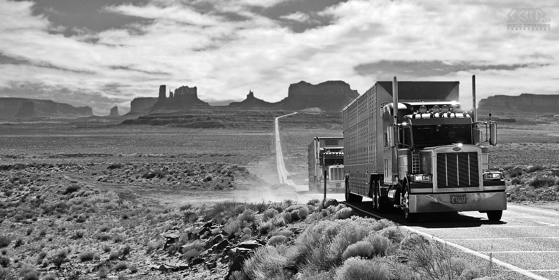 Monument Valley - Trucks Grote Amerikaanse trucks op highway 163 met op de achtergrond het silhouet van Monument Valley. Stefan Cruysberghs